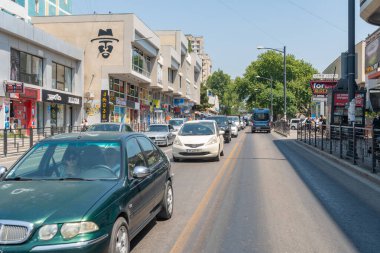 Tiflis, Gürcistan - 19 Temmuz 2021: Gldani bölgesindeki merkez caddede trafik. Şehir manzarası