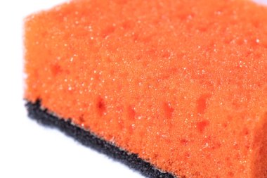 Mutfak süngeri beyaz arka planda asolate edildi