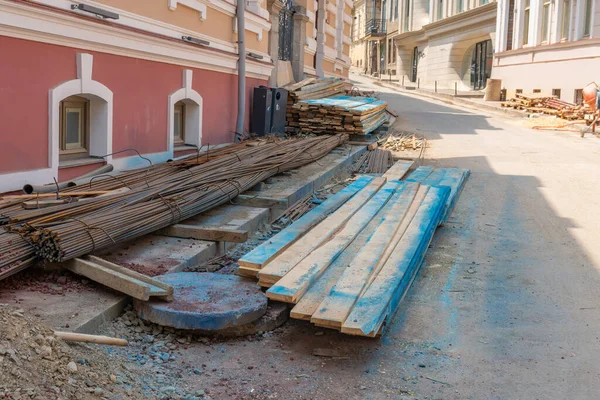Plancas y otros materiales de construcción en una casa de renovación en Tiflis — Foto de Stock