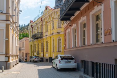 Tiflis, Goergia - 21 Temmuz 2021: Tiflis 'teki tarihi evler. Seyahat