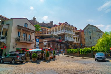 Tiflis, Goergia - 21 Temmuz 2021: Tiflis 'teki tarihi evler. Abanotubani. Seyahat