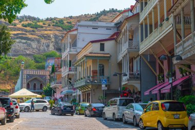 Tiflis, Goergia - 21 Temmuz 2021: Tiflis 'teki tarihi evler. Abanotubani. Seyahat