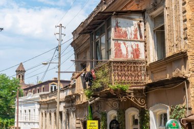 Tiflis, Goergia - 21 Temmuz 2021: Tiflis 'teki tarihi evler. Seyahat