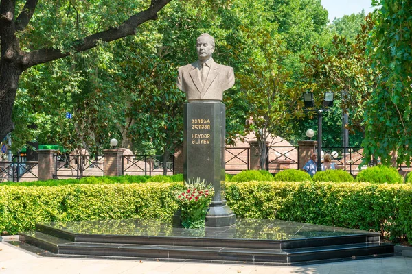 Tbilisi, Goergia - 21 de julho de 2021: Monumento a Heydar Aliyev - Presidente do Azerbaijão. Distrito de Abanotubani de Tbilisi — Fotografia de Stock