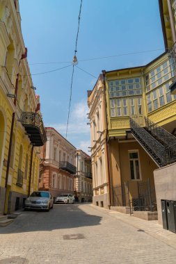 Tiflis, Goergia - 21 Temmuz 2021: Tiflis 'teki tarihi evler. Seyahat