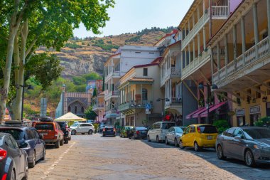 Tiflis, Goergia - 21 Temmuz 2021: Tiflis 'teki tarihi evler. Abanotubani. Seyahat