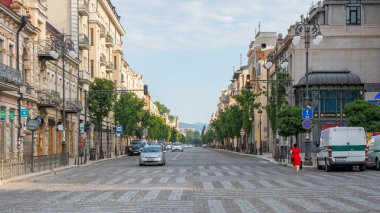 Tiflis, Gürcistan - 01 Ağustos 2021: Agmashenebeli Bulvarı tarihi Tiflis şehrinin ana caddelerinden biridir.