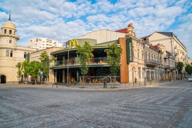 Tiflis, Gürcistan - 01 Ağustos 2021: Agmashenebeli Bulvarı tarihi Tiflis şehrinin ana caddelerinden biridir.
