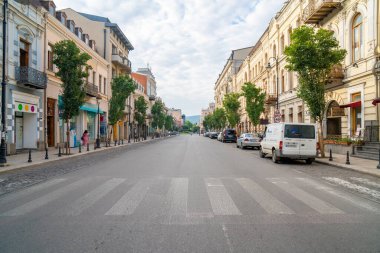 Tiflis, Gürcistan - 01 Ağustos 2021: Agmashenebeli Bulvarı tarihi Tiflis şehrinin ana caddelerinden biridir.