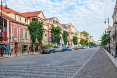 Tiflis, Gürcistan - 01 Ağustos 2021: Agmashenebeli Bulvarı tarihi Tiflis şehrinin ana caddelerinden biridir.
