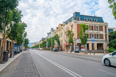 Tiflis, Gürcistan - 01 Ağustos 2021: Agmashenebeli Bulvarı tarihi Tiflis şehrinin ana caddelerinden biridir.