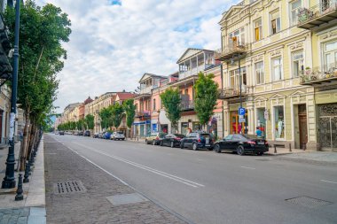 Tiflis, Gürcistan - 01 Ağustos 2021: Agmashenebeli Bulvarı tarihi Tiflis şehrinin ana caddelerinden biridir.