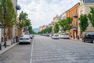 Tiflis, Gürcistan - 01 Ağustos 2021: Agmashenebeli Bulvarı tarihi Tiflis şehrinin ana caddelerinden biridir.