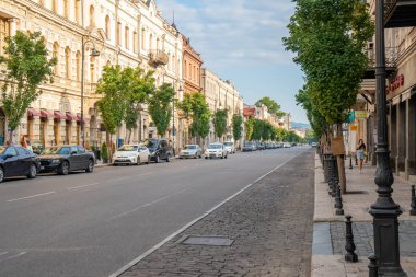Tiflis, Gürcistan - 01 Ağustos 2021: Agmashenebeli Bulvarı tarihi Tiflis şehrinin ana caddelerinden biridir.