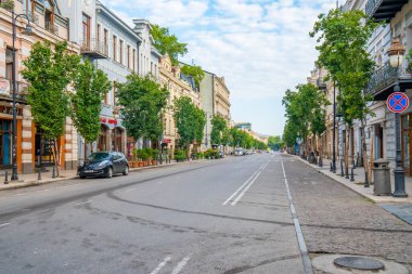 Tiflis, Gürcistan - 01 Ağustos 2021: Agmashenebeli Bulvarı tarihi Tiflis şehrinin ana caddelerinden biridir.