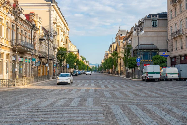 Tiflis, Gürcistan - 01 Ağustos 2021: Agmashenebeli Bulvarı tarihi Tiflis şehrinin ana caddelerinden biridir.
