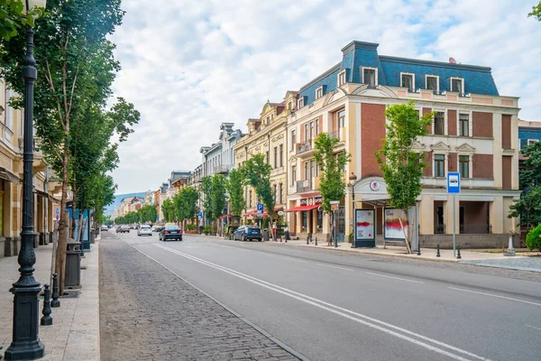 Tiflis, Gürcistan - 01 Ağustos 2021: Agmashenebeli Bulvarı tarihi Tiflis şehrinin ana caddelerinden biridir.