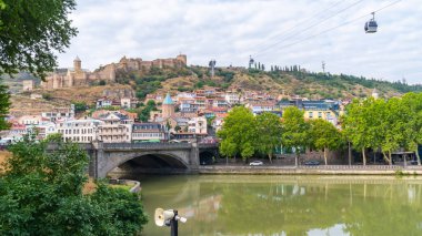 Tiflis, Gürcistan - 01 Ağustos 2021: Eski Tiflis, Abanotubani 'nin güzel manzarası. Seyahat
