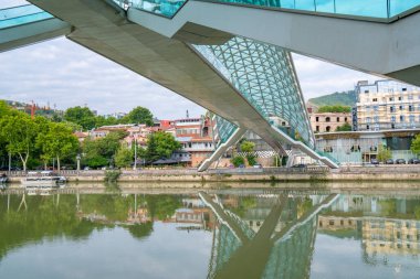 Tiflis, Gürcistan - 01 Ağustos 2021: Tiflis 'teki Barış Köprüsü. Seyahat
