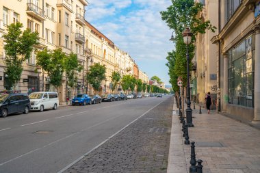 Tiflis, Gürcistan - 01 Ağustos 2021: Agmashenebeli Bulvarı tarihi Tiflis şehrinin ana caddelerinden biridir.
