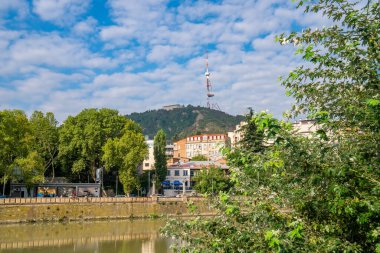Tiflis, Gürcistan - 01 Ağustos 2021: Kura, Mtkvari nehri kıyısından Tiflis manzarası