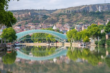 Tiflis, Gürcistan - 01 Ağustos 2021: Tiflis 'teki Barış Köprüsü. Seyahat