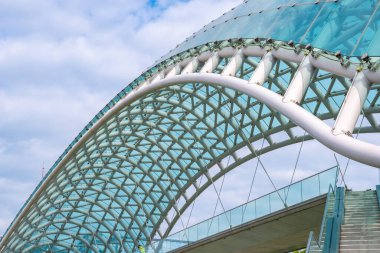 Tiflis 'teki Kura Nehri üzerindeki Barış Köprüsü. İnşa ediliyor