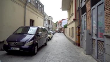 Tiflis, Gürcistan - 01.08.2021: Eski Tiflis Sokaklarında Seyahat