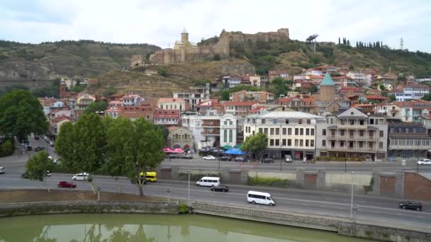 Tbilisi, Georgien - 01.08.2021: Att resa på gatorna i gamla Tbilisi — Stockvideo