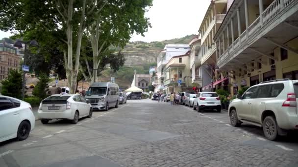 Tbilisi, Georgië - 01.08.2021: Reizen in de straten van het oude Tbilisi — Stockvideo