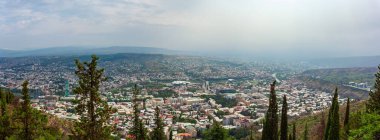 Sameba, Trinity Kilisesi ve diğer simgelerle Tiflis 'in panoramik görüntüsü