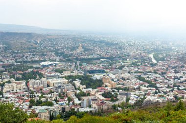 Sameba, Trinity Kilisesi ve diğer simgelerle Tiflis 'in panoramik görüntüsü