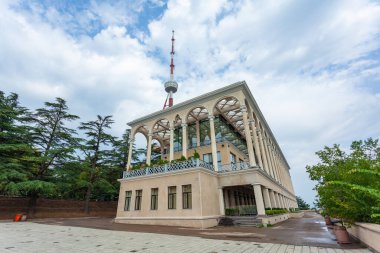 Mtatsminda Park 'taki Funicular kompleksi restoranlardan ve Funicular demiryolu istasyonundan oluşmaktadır. TV kulesi