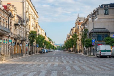 Tiflis, Gürcistan - 01 Ağustos 2021: Agmashenebeli Bulvarı tarihi Tiflis şehrinin ana caddelerinden biridir.