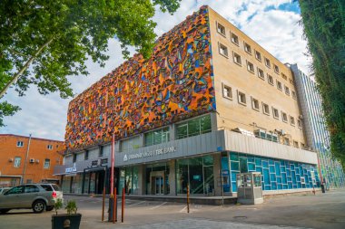 Tiflis, Gürcistan - 01 Ağustos 2021: David Agmashenebeli Bulvarı 'ndaki endüstriyel teknik üniversitenin konferans salonu cephesi. Seyahat