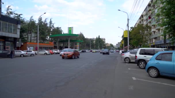 Tbilisi Georgien 2021 Trafiken Vazha Pshavela Avenue — Stockvideo