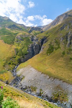 Georgia, Tusheti 'deki dağ şelalesinin güzel manzarası. Doğa