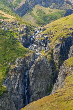 Georgia, Tusheti 'deki dağ şelalesinin güzel manzarası. Doğa