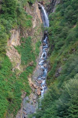 Georgia, Tusheti 'deki dağ şelalesinin güzel manzarası. Doğa