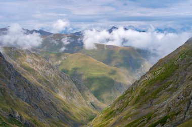Tusheti 'deki Abano Gorge' un güzel manzarası, Gürcistan ve Avrupa 'daki tehlikeli dağ yolu. Peyzaj