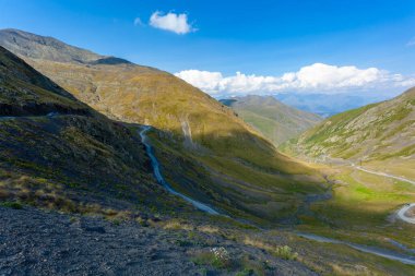 Tusheti 'deki Abano Gorge' un güzel manzarası, Gürcistan ve Avrupa 'daki tehlikeli dağ yolu. Peyzaj