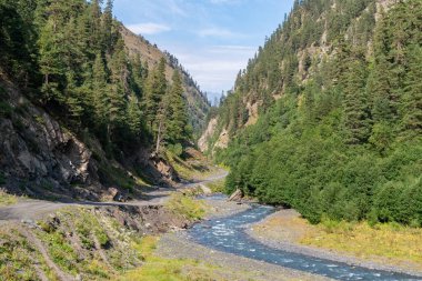 Tusheti 'deki tehlikeli dağ yolu, Gürcistan boyunca seyahat. Kafkaslar