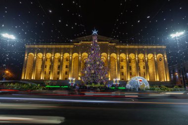 Tiflis, Gürcistan - 31 Aralık 2020: Gürcistan Parlamentosu önünde Noel ağacı. Ünlülük