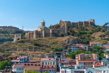 Tiflis, Gürcistan - 25 Ağustos 2021: Eski Tiflis, Abanotubani 'nin güzel manzarası. Seyahat