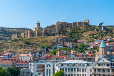 Tiflis, Gürcistan - 25 Ağustos 2021: Eski Tiflis, Abanotubani 'nin güzel manzarası. Seyahat