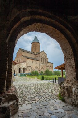 Tuşeti, Gürcistan - 23 Ağustos 2021: Alaetti Manastırı - Doğu Gürcistan 'ın Kakhetia bölgesindeki Gürcistan Doğu Ortodoks Manastırı