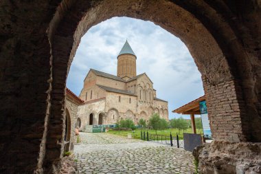 Tuşeti, Gürcistan - 23 Ağustos 2021: Alaetti Manastırı - Doğu Gürcistan 'ın Kakhetia bölgesindeki Gürcistan Doğu Ortodoks Manastırı