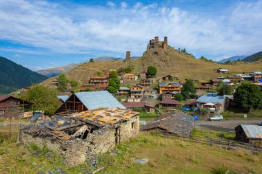 Tusheti, Gürcistan - 23 Ağustos 2021: Yukarı Omalo köyü ve Keselo kalesi. Seyahat