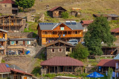 Tusheti, Gürcistan - 23 Ağustos 2021: Yukarı Omalo köyü ve Keselo kalesi. Seyahat
