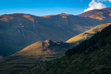 Dartlo 'daki eski tarihi kale, yüksek dağlık bölge Tusheti, Gürcistan. Seyahat